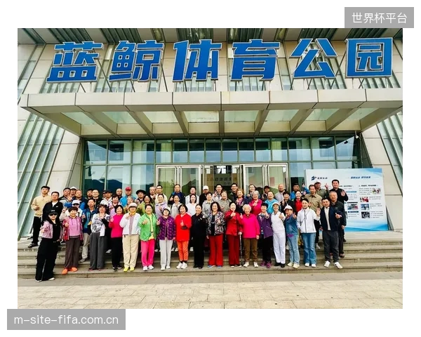 体育小镇的公共健身设施，应优先服务于付费的精英用户，还是保障本地居民的基本健身权益？